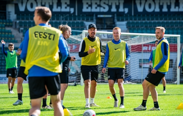 Abitreener Joel Indermitte (nokamütsiga) osales trenni alguse rondodes. Treener allahindlust ei teinud - kord libistas isegi Mark Anders Lepiku jalgadesse. Foto: Liisi Troska / Jalgpall.ee