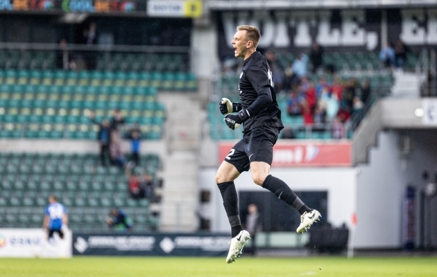 Väravavaht Karl Jakob Hein rõõmustab Eesti järjekordse värava üle. Foto: Jana Pipar