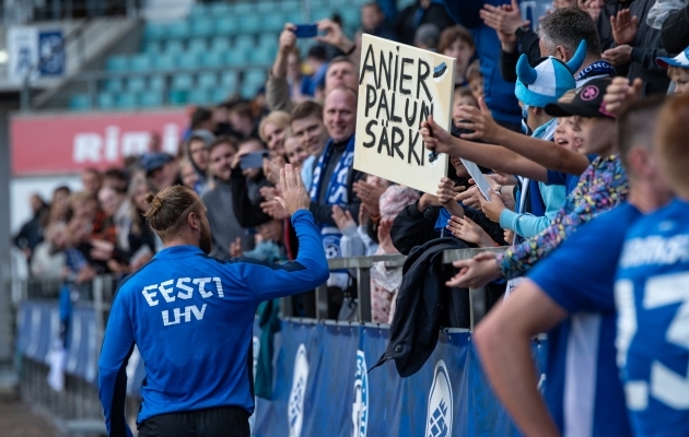 Henri Anieri mängusärk läks noorele fännile, kes seda kauni plakatiga palus. Foto: Liisi Troska / jalgpall.ee