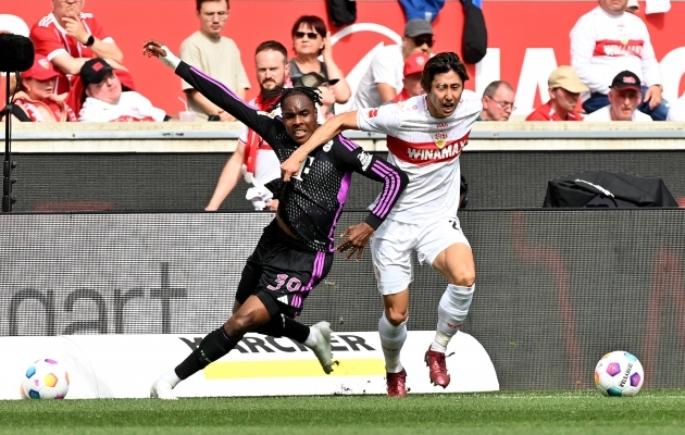 Hiroki Ito võitluses Bayerni ääreründaja Mathys Teliga. Foto: Scanpix / Imago Images / Jan Huebner