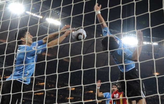 Luis Suarez sai selle eest punase. Aga kas oleks pidanud? Foto: Scanpix / Roberto Schmidt / AFP