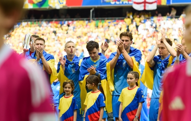 Ukraina mängijad Ukraina lippudega enne avamängu Rumeeniaga. Foto: Scanpix / Sven Beyrich / Sport Press Photo via ZUMA Press