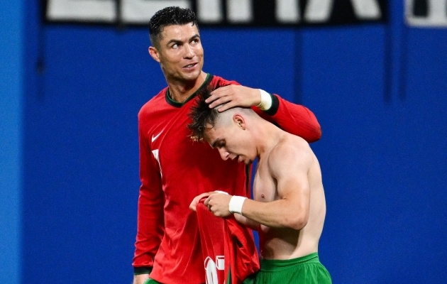 Cristiano Ronaldo õnnitlemas võiduvärava löönud Francisco Conceicaod. Foto: Scanpix /  Christophe SIMON / AFP