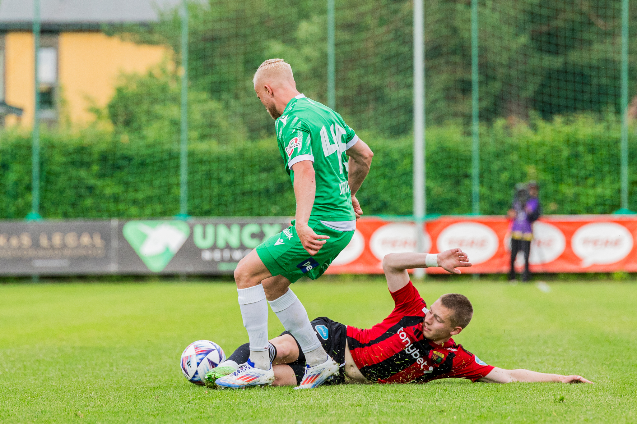 Henri J&auml;rvelaid N&otilde;mme Unitedile Premium liiga taset n&auml;itamas - tunamullu Levadia, t&auml;navu juba Unitedi enda s&auml;rgis. Foto: Katariina Peetson / jalgpall.ee