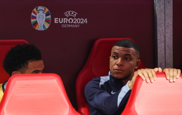 Nii ta siis istus ja ootas, kuniks 0:0 viigimäng Hollandiga otsa saab. Foto: Scanpix / Xinhua / ZUMA Press / Zhang Fan