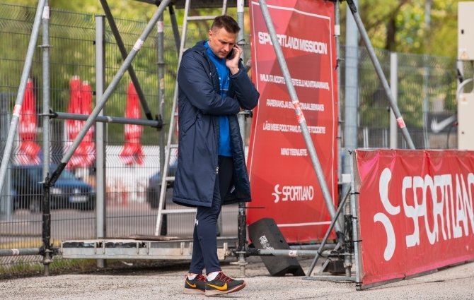 Paide toob euromängude eel juurde kaks mängijat: üks on ründaja, teine äärepoolkaitsja