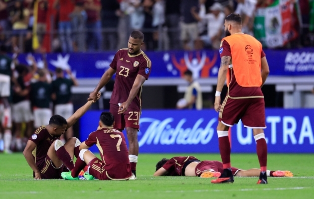 Salomon Rondon penaltiseeria kaotuse järel tiimikaaslaseid püsti aitamas. Foto: Scanpix / Buda Mendes / Getty Images North America via AFP