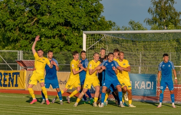 Võitlus iga sentimeetri pärast väljakul iseloomustas mängu käiku hästi. Foto: Allan Mehik