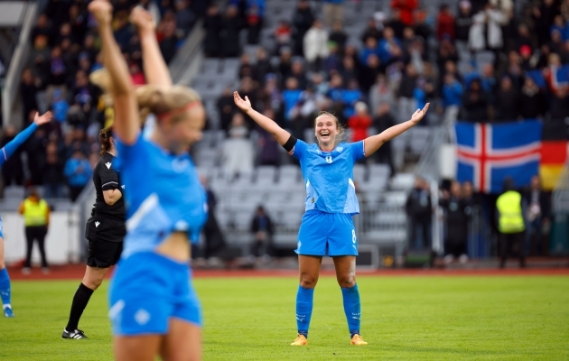 rõõmupidu alaku! Kaheksakordse Euroopa meistri 3:0 kotti pistnud Island tagas viimase vooru eel koha järgmise aasta EM-finaalturniiril. Foto: Scanpix / Brynjar Gunnarsson / dpa