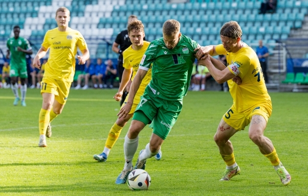 Märten Pajunurm Levadia vahetusründajat Robert Kirssi takistamas. Foto: Katariina Peetson / jalgpall.ee