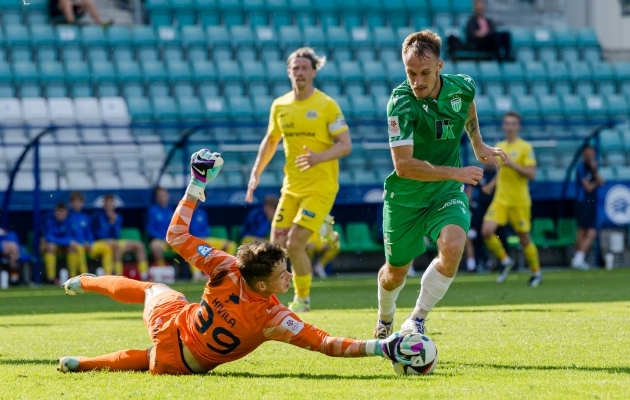 Kaur Kivila ei lubanud Mark Oliver Roosnupul endast mööda mängida. Foto: Katariina Peetson / jalgpall.ee