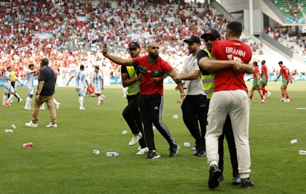 Turvamehed pidid Maroko fänne ohjeldama. Foto: Scanpix / REUTERS / Thaier Al Sudani