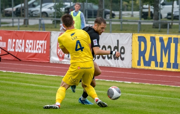 Sander Kapper (mustas) mängus FC Kuressaare vastu. Foto: Allan Mehik