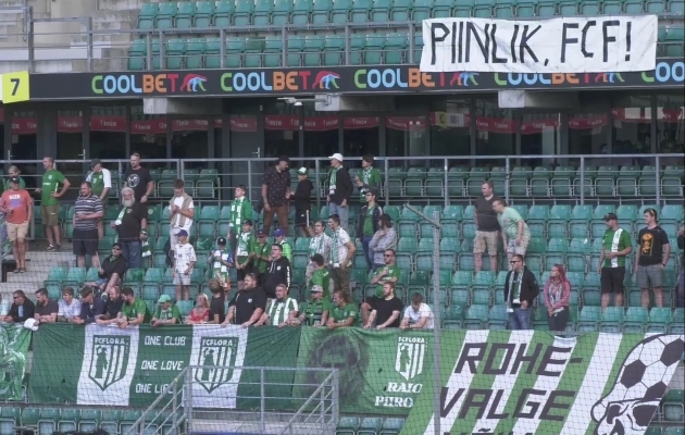 Flora fännid saatsid oma meeskonna väljakule plakatiga "PIINLIK, FCF!" Mängu kulg näitas, et vaatamata võidule on ikka põhjust häbi tunda. Foto: Soccernet.ee