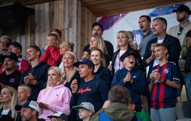 Kaja Kallas elas kaasa Paide Linnameeskonnale. Foto: Liisi Troska / jalgpall.ee