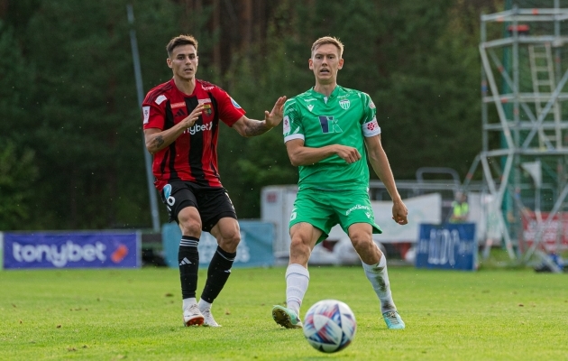 Rasmus Peetson (paremal) mängus Nõmme Unitedi vastu. Foto: Katariina Peetson / jalgpall.ee