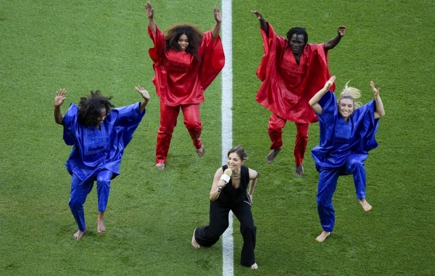 Itaalia laulja Gala Rizzatto enne meeste olümpiafinaali algust Parc des Prince'il oma superhitti "Freed from desire!" esitamas. Foto: Scanpix / AP Photo / Vadim Ghirda