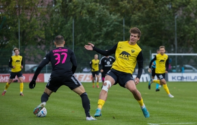 Markus Miiter mullu Premium liiga mängus Nõmme Kalju vastu. Foto: Katariina Peetson / jalgpall.ee