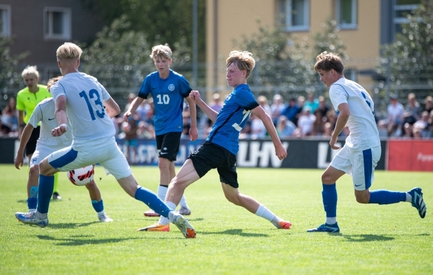 Pildi keskmes Eesti värava autor Kaarel Isok. Foto: Liisi Troska / Jalgpall.ee