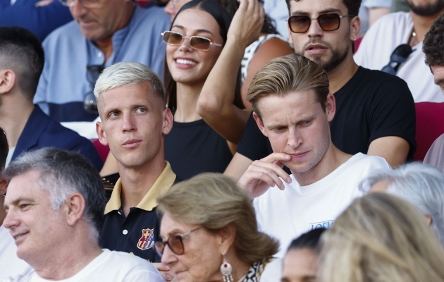 Dani Olmo pidi kohtumist vaatama tribüünilt koos hüppeliigesevigastust raviva Frenkie de Jongiga. Foto: Alejandro Garcia, EPA/Scanpix