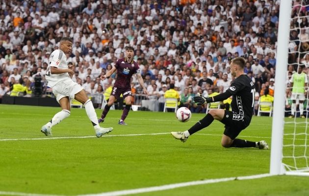 Karl Hein Kylian Mbappe pealelööki tõrjumas. Foto: AP Photo / Manu Fernandez / Scanpix