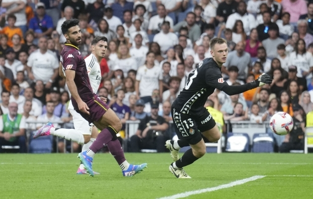 Karl Jakob Hein (paremal) mängus Real Madridi vastu. Foto: Scanpix / Borja Sanchez-Trillo / EPA