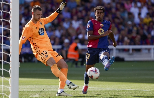 Karl Jakob Hein aktsioonis Barcelona ääreründaja Lamine Yamali vastu. Foto: Scanpix / Joan Monfort / AP Photo