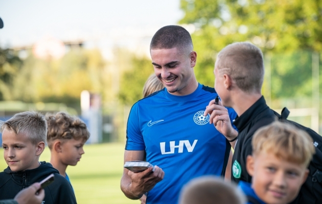 Maksim Paskotši peab mängu Slovakkiaga kõrvalt vaatama. Foto: Liisi Troska / jalgpall.ee