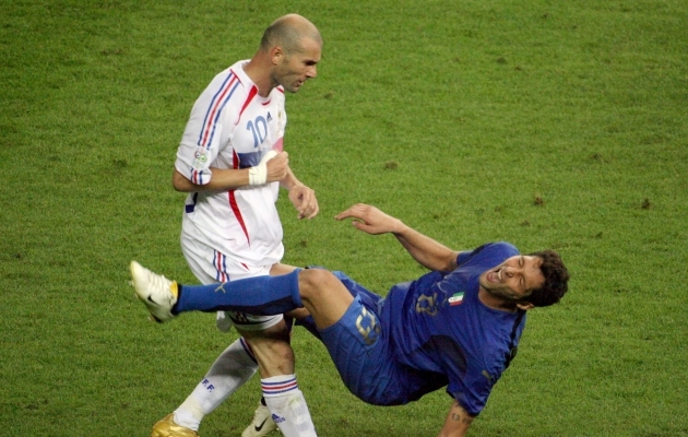 Zinedine Zidane on äsja saatnud Marco Materazzi murule ja lõpetanud ühtlasi oma karjääri. Foto: John MacDougall / AFP / Scanpix