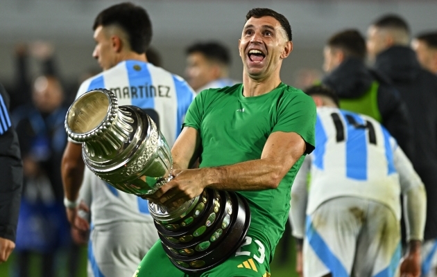 Emiliano Martinez Copa America karikaga vallatlemas. Foto: Rodrigo Valle / Reuters / Scanpix