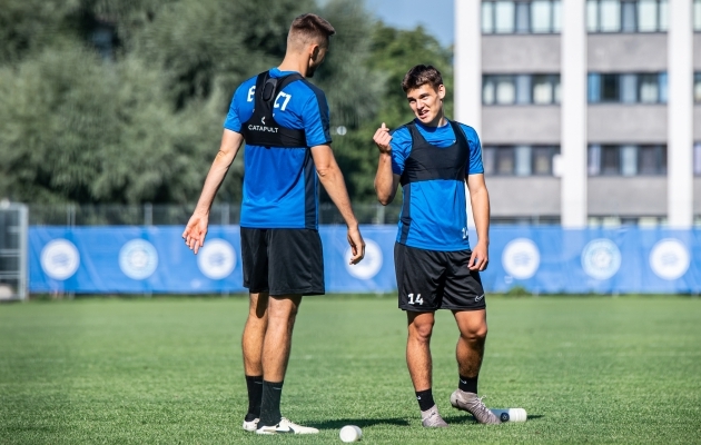 Patrik Kristal (paremal) liitub käimasoleva hooaja järel FC Kölniga. Eesti koondises saab ta Saksamaa jalgpalli kohta uurida sealses kõrgliigas mängiva Karol Metsa käest. Foto: Liisi Troska / jalgpall.ee