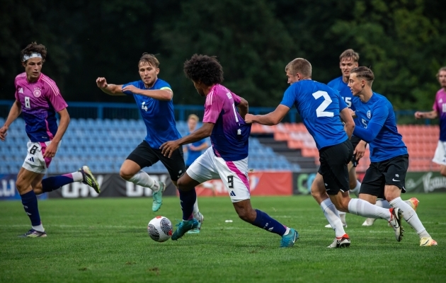 Sakslaste suurim staar Karim Adeyemi (palliga) valmistas Eesti kaitsjatele peavalu ja sepistas kübaratriki. Foto: Liisi Troska / jalgpall.ee