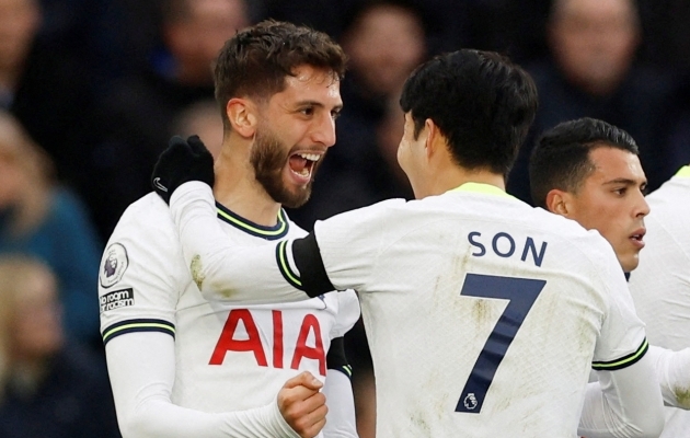 Rodrigo Bentancur ja Heung-Min Son. Foto: Scanpix / Jason Cairnduff / Action Images / Reuters