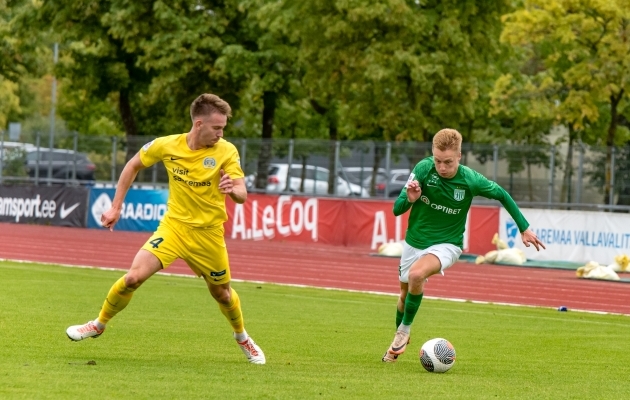 Daniil Kuraksin (paremal) mängus Kuressaare vastu. Foto: Allan Mehik