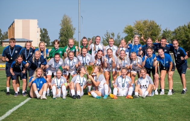 Kolmest kolm! Eesti neidude U19 koondise mängijad ja taustajõud võisid Balti turniiri võidu üle juubeldada. Foto: Liisi Troska / jalgpall.ee