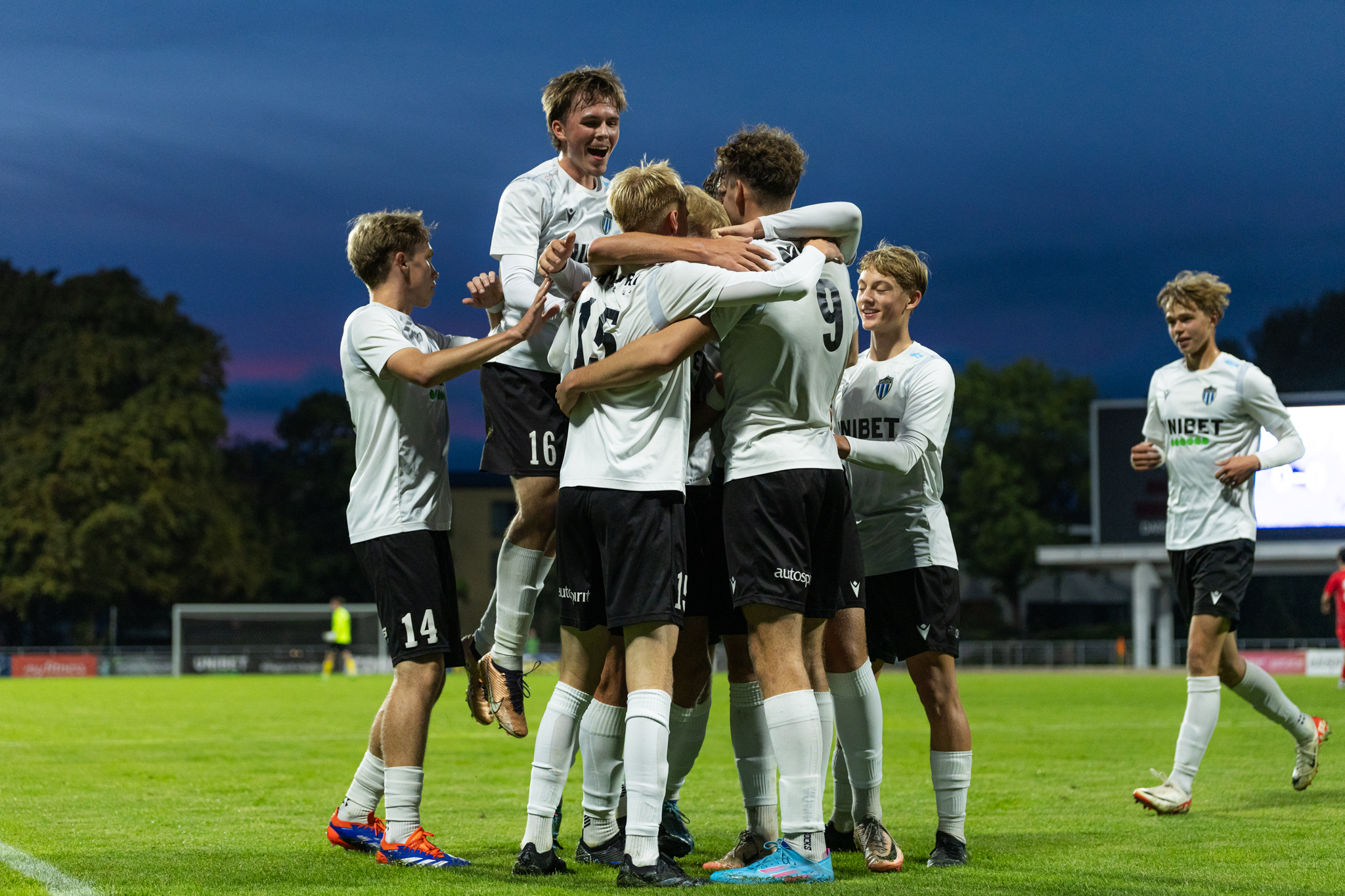 OTSEPILT: Kalevi noored võtavad mõõtu Euroopa parimaks kroonitud Olympiacoselt  (Kalev jäi 0:2 taha!) 