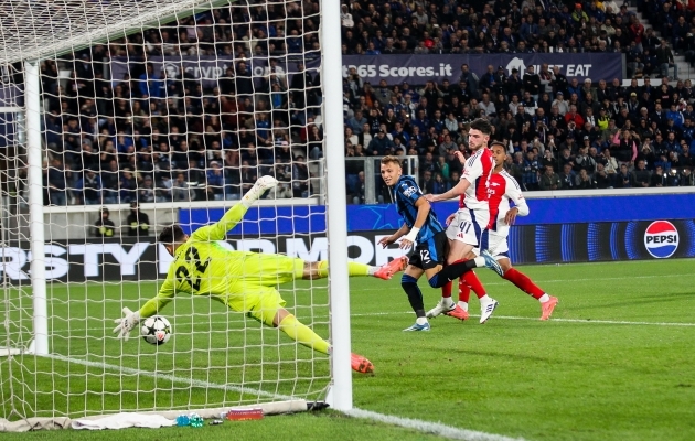 David Raya oli välkkiirelt püsti, et tõrjuda penalti järel ka jätkulöök. Foto: Scanpix / Marius Florin Bunduc / LiveMedia / IPA via ZUMA Press