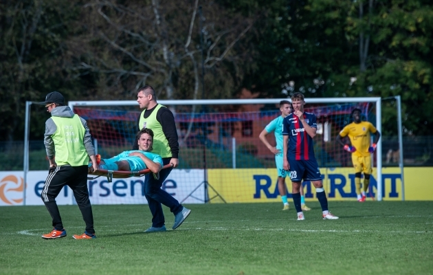 Kuressaare mängija Joonas Soomre viidi kanderaamil minema. Foto: Liisi Troska / jalgpall.ee