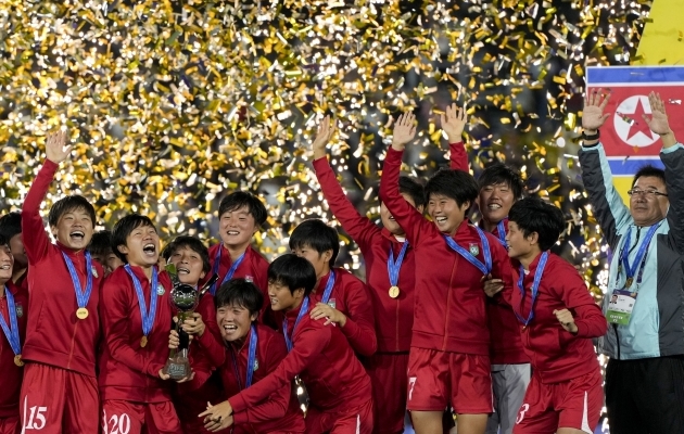 Põhja-Korea naiste U20 koondis MM-tiitlit tähistamas. Foto: Scanpix / Ricardo Mazalan / AP Photo