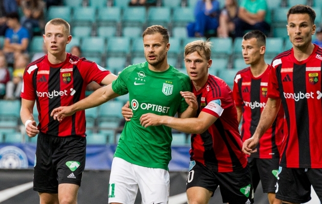 Rauno Sappinen (rohelises) augustikuises mängus Nõmme Unitedi vastu. Foto: Katariina Peetson / jalgpall.ee