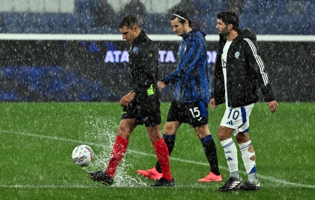 Peakohtunik Paride Tremolada leidis koos kaptenite Marten De Rooni ja Patrick Cutronega väljakut uurides, et veepalli kannataks seal isegi mängida, aga jalgpalliga on selleks õhtuks paraku kõik. Foto: Michele Maraviglia / EPA / Scanpix