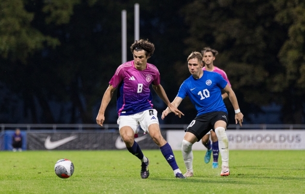 Neli päeva enne vigastadasaamist kaotas Ramol Sillamaa (sinises) Eesti U21 koondisega Saksamaale 1:10. Foto: Katariina Peetson / jalgpall.ee