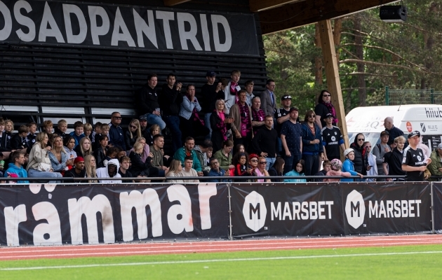 Nõmme Kalju fännid Hiiu staadionil. Foto: Katariina Peetson / jalgpall.ee