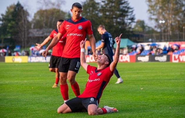 Leonardo Rolon (ees) lõi 71. minutil värava, mis tõi vähemuses mänginud Transile võidu. Foto: Liisi Troska / Jalgpall.ee