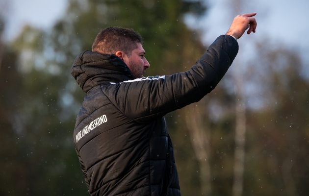 Ivan Stojkovicil jagub mõtteainet. Foto: Liisi Troska / jalgpall.ee