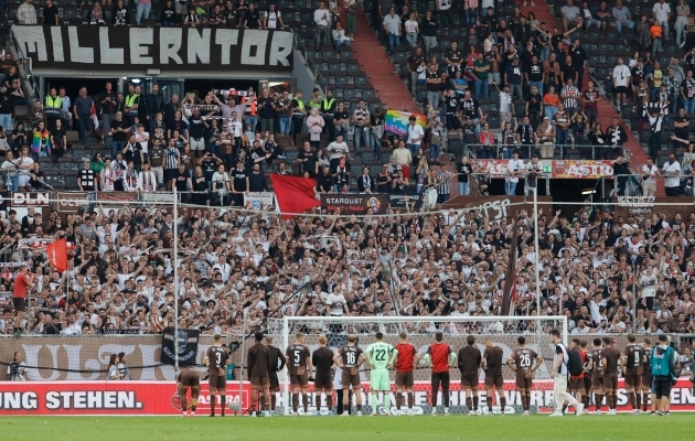 St. Pauli mängijad fännitribüüni ees. Foto: Scanpix / Axel Heimken / AFP