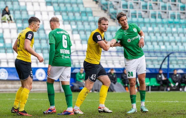 Vapruse keskkaitsjad olid Flora ametivendadest märksa kogenumad. Foto: Katariina Peetson / jalgpall.ee