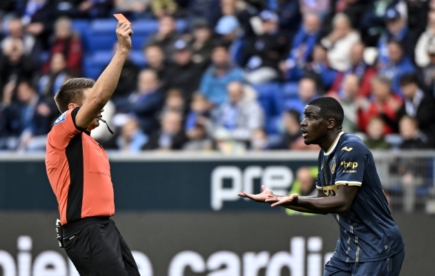 Hoffenheimi keskkaitsja Stanley Nsoki sai 18. minutil 3:0 eduseisus punase kaardi. Hoffenheim kaotas 3:4. Foto: Scanpix / Michael Weber / IMAGO