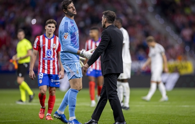 Diego Simeone arvas, et fännide sigatsemises oli süüdi tema endine hoolealune Thibaut Courtois. Foto: Scanpix / Panoramic via ZUMA Press Wire