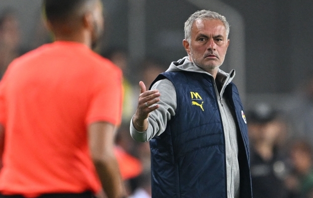 Jose Mourinho andis Türgi kohtunikele endast märku. Foto: Scanpix / Ozan Kose / AFP